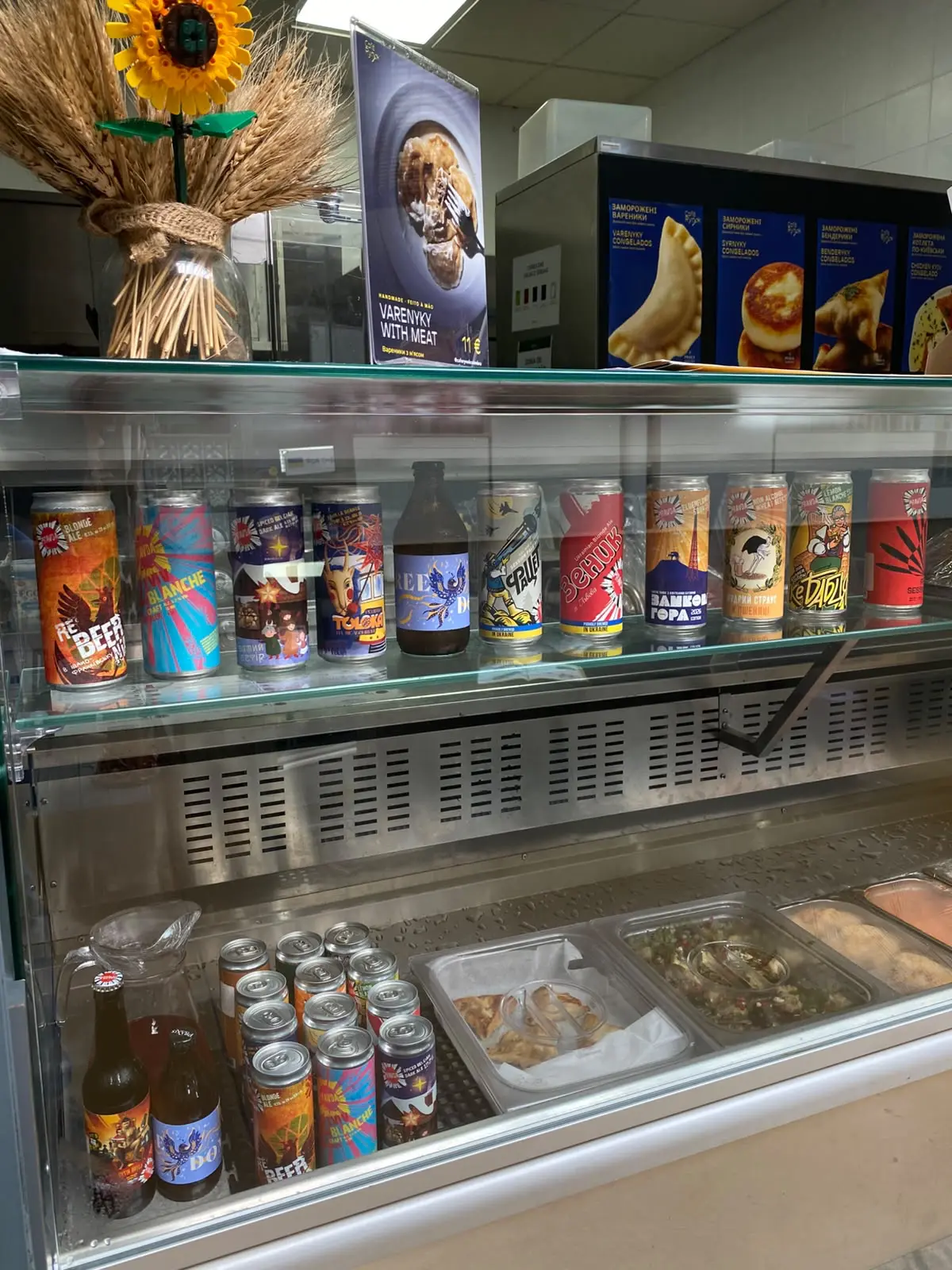 Seleção de cervejas ucranianas Pravda na vitrine do Café Rynok